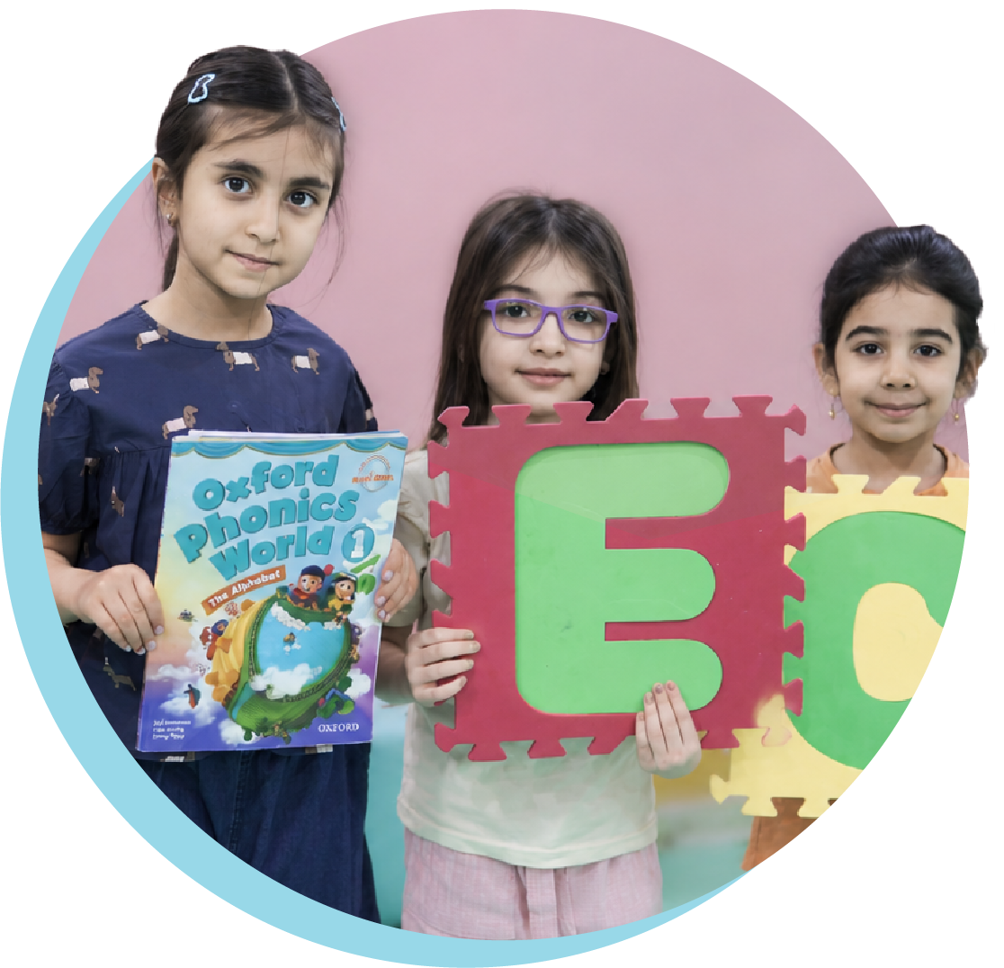 کودکان با کتاب Oxford Phonics World