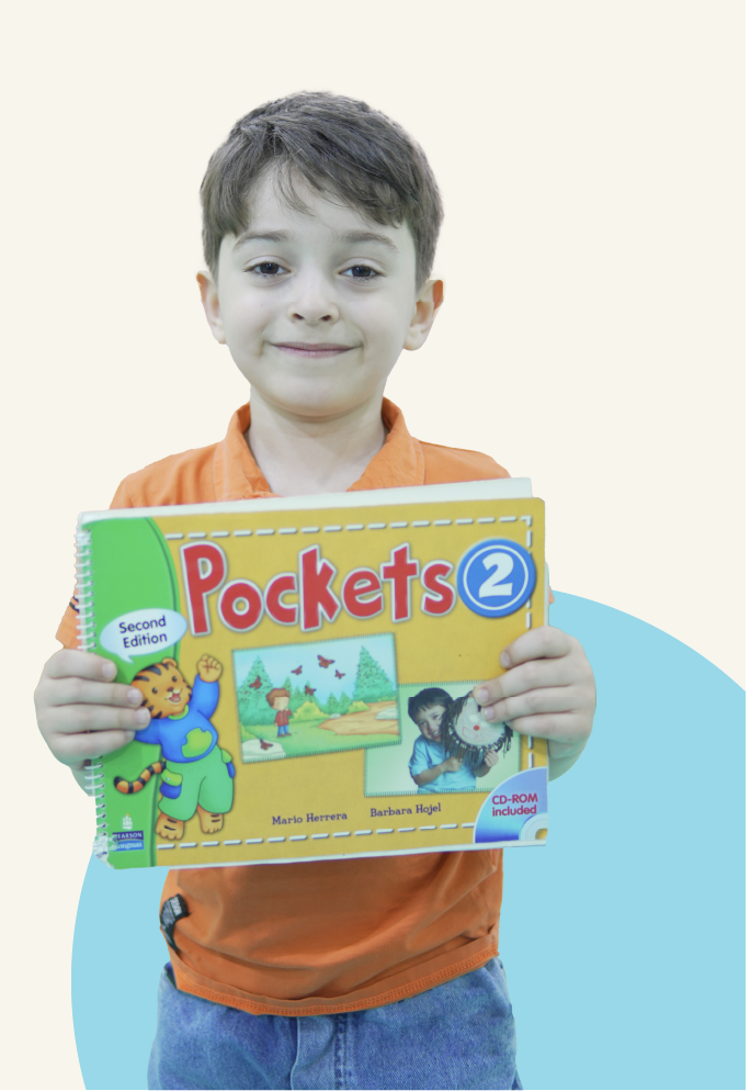 کودک با کتاب Pockets 2